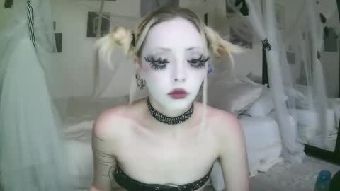 Snapshot of bl0odsyring3 chatting on May 8, 2026, 5:40 pm vampire fang online show from May 8, 2026, 5:40 pm