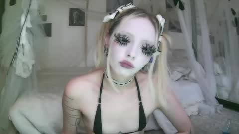 Snapshot of bl0odsyring3 chatting on May 14, 2026, 6:58 pm vampire fang online show from May 14, 2026, 6:58 pm