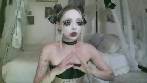 Snapshot of bl0odsyring3 chatting on May 15, 2026, 7:54 pm vampire fang online show from May 15, 2026, 7:54 pm