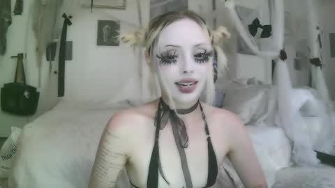 Snapshot of bl0odsyring3 chatting on June 3, 2026, 10:15 pm vampire fang online show from June 3, 2026, 10:15 pm
