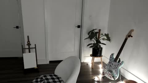 Ella online show from November 14, 2025, 6:01 am