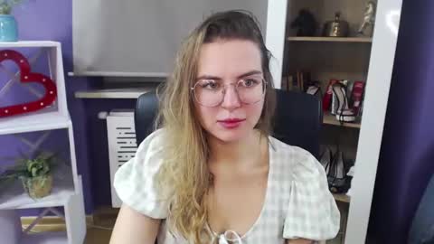 Z O E Y online show from December 18, 2024, 5:37 am