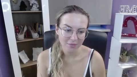 Z O E Y online show from September 10, 2025, 4:23 am