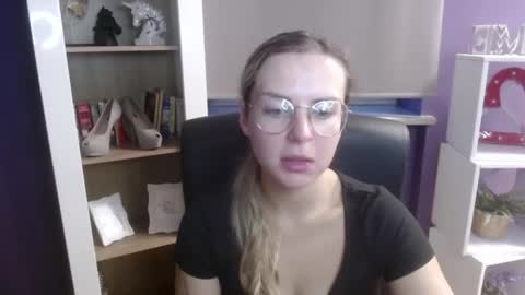 Z O E Y online show from September 15, 2025, 4:23 am