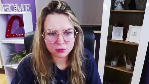 Z O E Y online show from December 18, 2025, 6:08 am