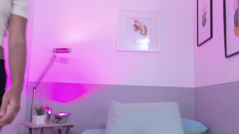 Tifffany bllom online show from March 25, 2026, 2:50 am