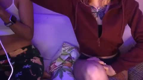 2girls1blunt online show from December 6, 2024, 7:10 am