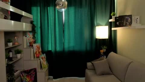 Mia online show from May 31, 2026, 4:25 pm