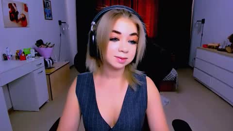 Nicole online show from September 12, 2025, 8:25 am