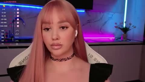 Lana online show from September 22, 2025, 7:43 am