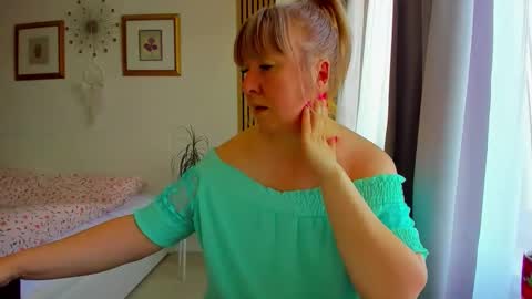 Nicole online show from April 20, 2026, 3:48 pm