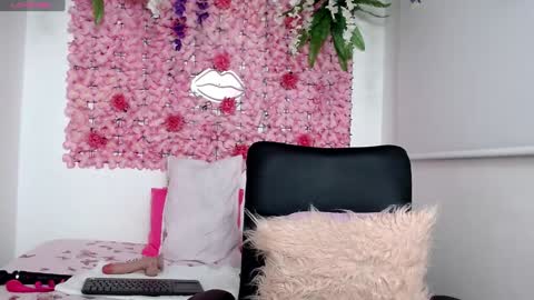 blonde_squirt_ online show from February 7, 2025, 4:06 am