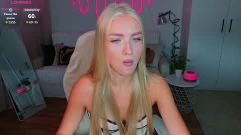 Snapshot of blonde_vibe chatting on July 1, 2026, 2:40 pm Nessa online show from July 1, 2026, 2:40 pm