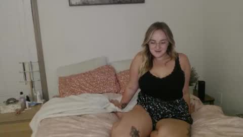 Snapshot of blondeandbent chatting on October 16, 2025, 2:23 am Your Big Titty Baby online show from October 16, 2025, 2:23 am