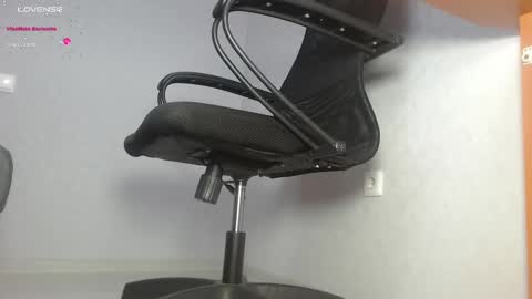 Im Di. I smell naked even when Im dressed. online show from March 6, 2025, 1:35 pm