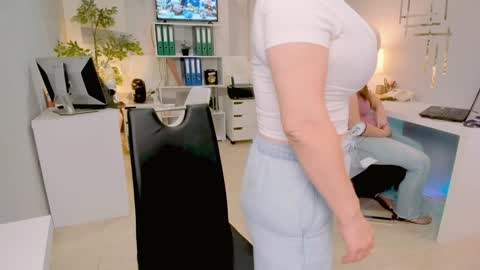 bluediamondsdreams online show from September 25, 2025, 2:32 pm