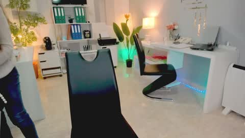 bluediamondsdreams online show from November 5, 2025, 5:02 pm