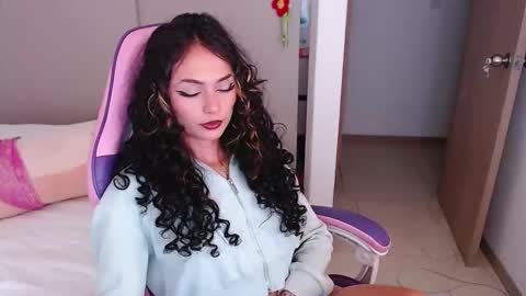 Snapshot of bluee_v chatting on June 9, 2026, 1:39 am Im Abril .. Nice to meet you thumb up me please its important INDEPENDENT MODEL online show from June 9, 2026, 1:39 am