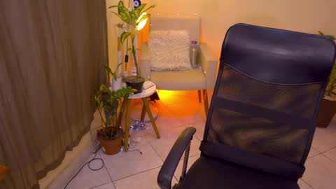 FLORAA online show from April 9, 2026, 8:25 pm