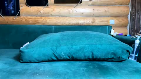 Nail and Olivia online show from November 29, 2025, 10:51 am