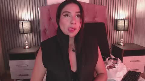 bonnali_lune online show from October 7, 2025, 10:29 pm