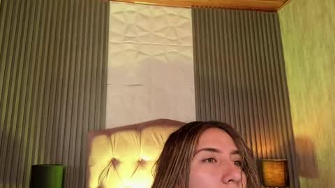 bonnali_lune online show from April 20, 2026, 8:43 pm