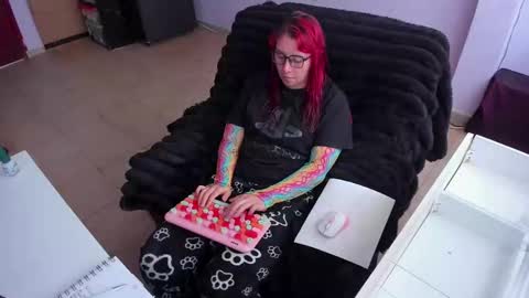 Bonnie Help me reach 500 likes online show from October 7, 2025, 6:38 pm