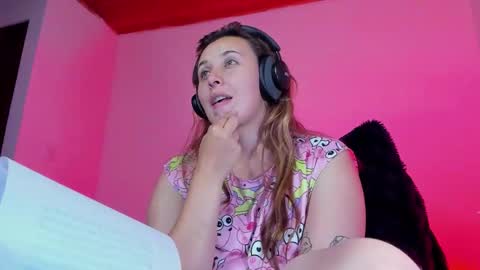 Bonnie Help me reach 500 likes online show from January 5, 2026, 11:41 pm