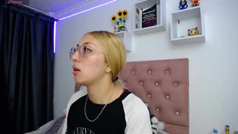 Soffy Brooks Independent model online show from September 27, 2025, 7:46 am