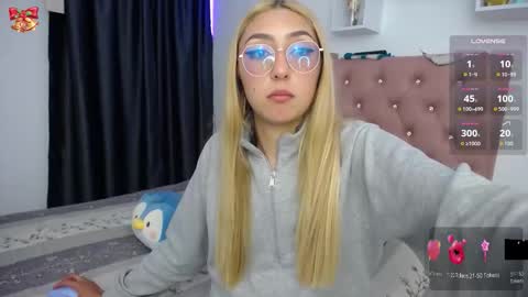 Soffy Brooks Independent model online show from December 15, 2025, 3:33 am