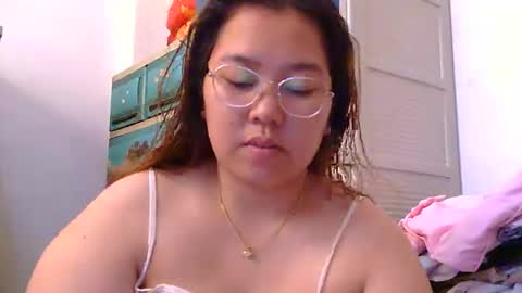 Snapshot of boobsiemarie chatting on April 26, 2026, 10:07 pm MommyMarie-Singlemom of 2. online show from April 26, 2026, 10:07 pm