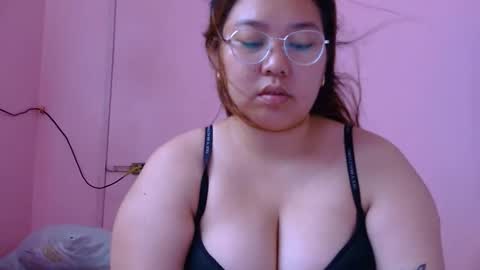 Snapshot of boobsiemarie chatting on May 29, 2026, 3:15 am MommyMarie-Singlemom of 2. online show from May 29, 2026, 3:15 am