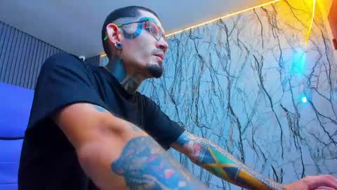 boy_tatto77 online show from April 23, 2026, 12:04 pm