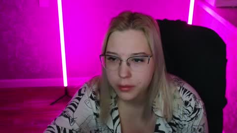 Belle  online show from December 27, 2024, 1:43 am