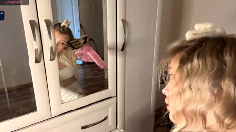 Mia   online show from April 21, 2026, 7:47 am