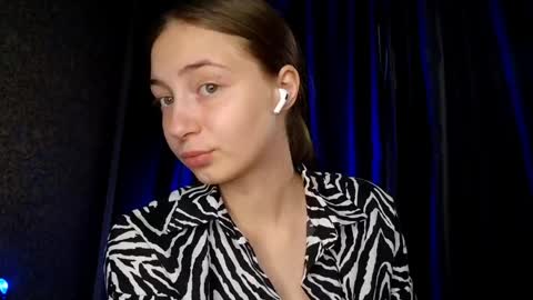 Mia   online show from May 19, 2026, 5:14 am