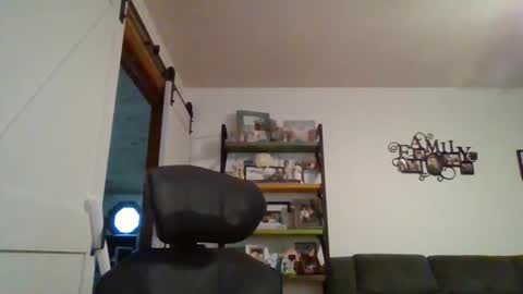 hey online show from November 9, 2025, 5:11 pm