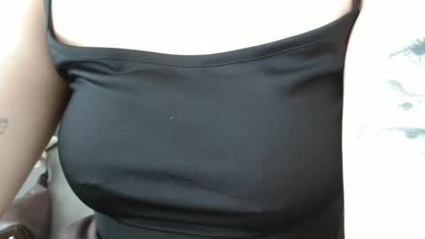 Snapshot of brianna_anny chatting on June 1, 2026, 9:33 am shiny smile online show from June 1, 2026, 9:33 am