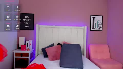 Snapshot of britanymooree chatting on October 31, 2025, 8:32 pm Britany online show from October 31, 2025, 8:32 pm