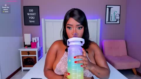 Snapshot of britanymooree chatting on November 13, 2025, 8:19 pm Britany online show from November 13, 2025, 8:19 pm