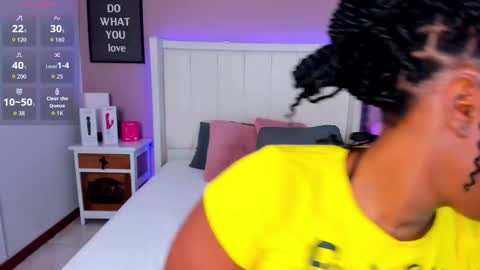 Snapshot of britanymooree chatting on December 4, 2025, 8:17 pm Britany online show from December 4, 2025, 8:17 pm