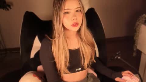 Nat  Independent model  Please help me to reach 200 thumbs up online show from March 4, 2026, 4:18 am