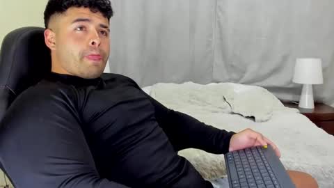 Snapshot of bryan_stoness chatting on December 17, 2024, 12:56 am bryan stoness online show from December 17, 2024, 12:56 am