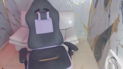 bull_cam online show from October 28, 2025, 5:15 pm