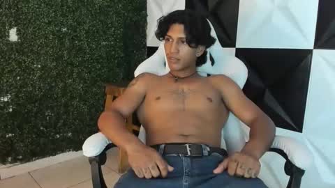 bull_cam online show from November 5, 2025, 6:08 pm