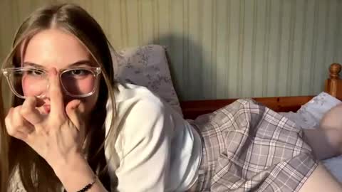 Snapshot of bumblebliss chatting on April 27, 2026, 2:04 pm Mary online show from April 27, 2026, 2:04 pm