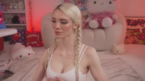 Stella online show from March 12, 2025, 10:39 pm