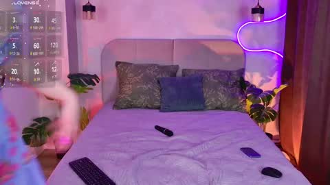 Snapshot of c_moonie_ chatting on May 1, 2026, 8:57 pm Polly online show from May 1, 2026, 8:57 pm