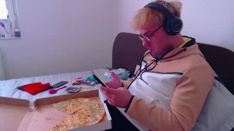 Calvinjohnlad online show from February 17, 2025, 11:44 am