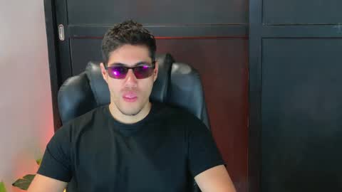 camara110 online show from September 19, 2025, 7:47 pm